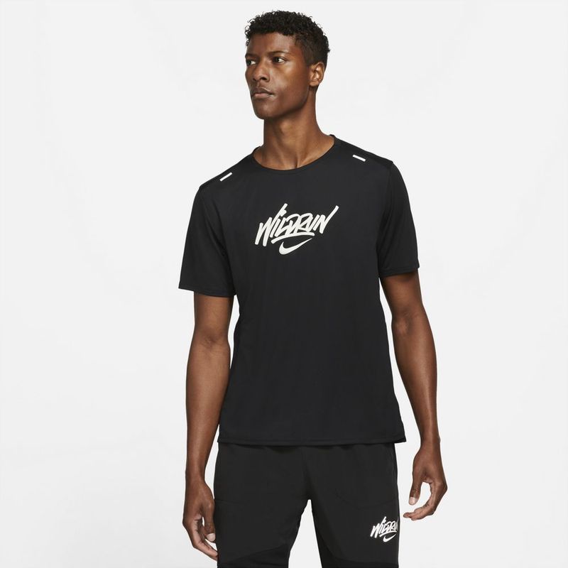 Camiseta-Manga-Corta-nike-para-hombre-M-Nk-Rise-365-Ss-Wr-Gx-para-correr-color-negro.-Frente-Sobre-Modelo