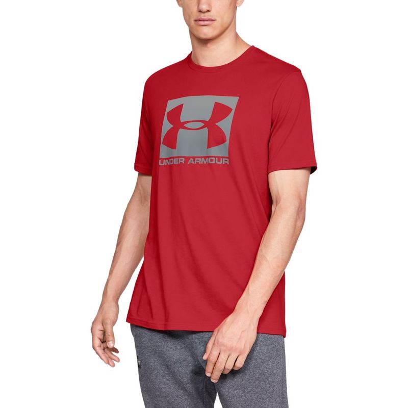 Camiseta-Manga-Corta-under-armour-para-hombre-Ua-Boxed-Sportstyle-Ss-para-entrenamiento-color-rojo.-Frente-Sobre-Modelo