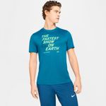 Camiseta-Manga-Corta-nike-para-hombre-M-Nk-Dry-Tee-Future-Fast-para-correr-color-verde.-Frente-Sobre-Modelo