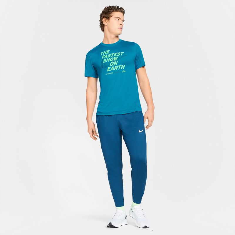 Camiseta-Manga-Corta-nike-para-hombre-M-Nk-Dry-Tee-Future-Fast-para-correr-color-verde.-Outfit-Completo