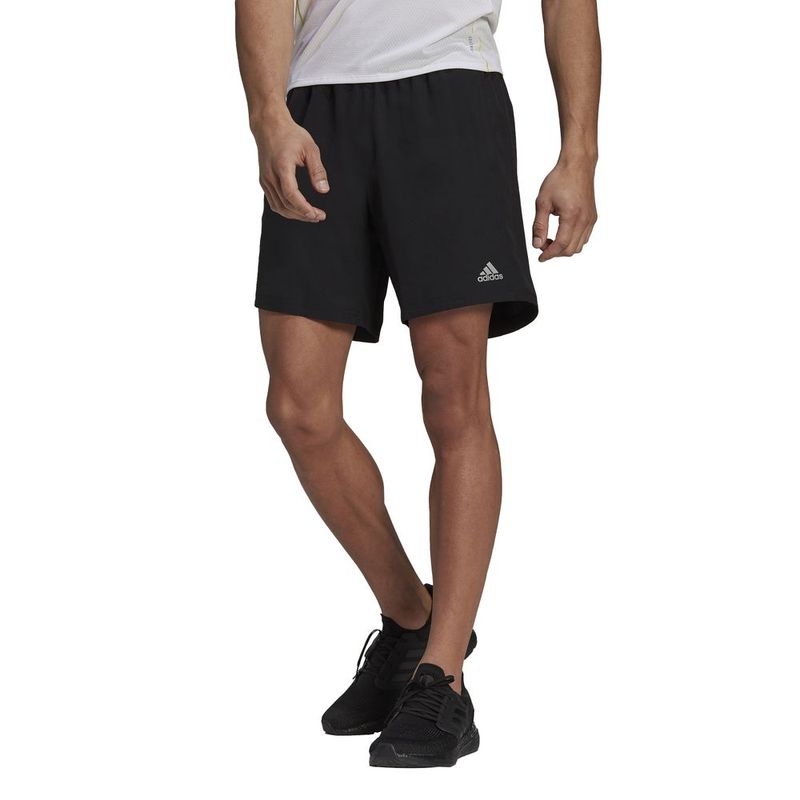 Pantaloneta-adidas-para-hombre-Run-It-Short-para-correr-color-negro.-Frente-Sobre-Modelo