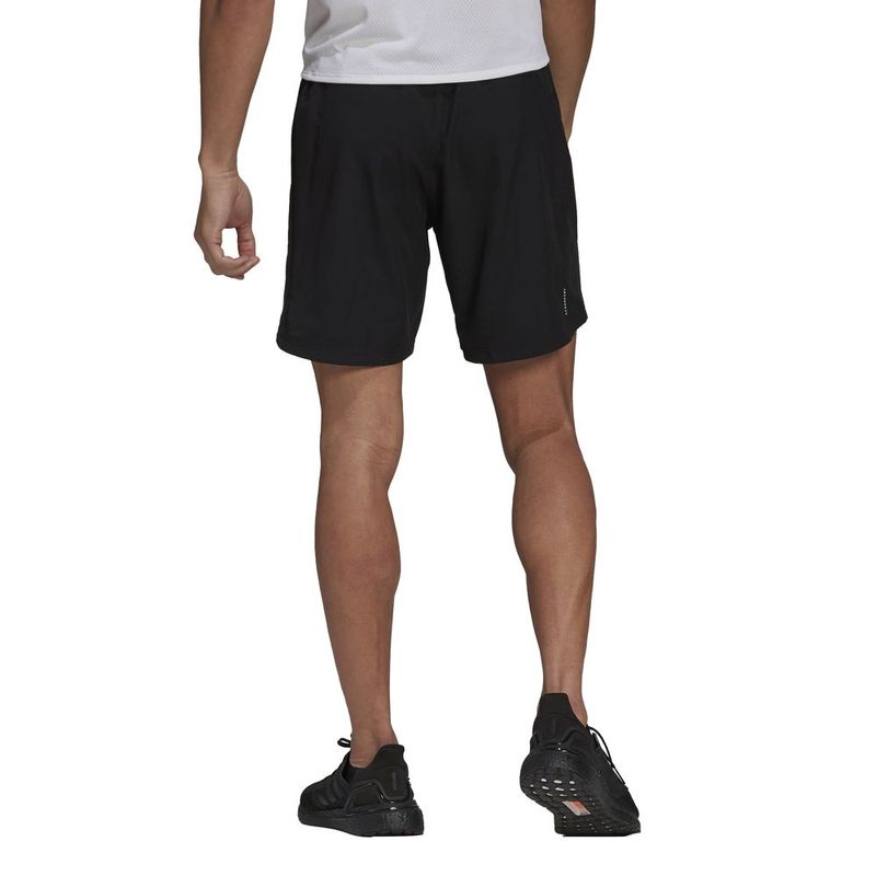Pantaloneta-adidas-para-hombre-Run-It-Short-para-correr-color-negro.-Reverso-Sobre-Modelo