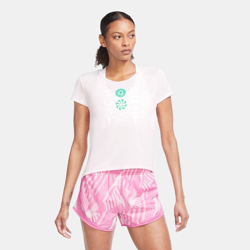 Camiseta-Manga-Corta-nike-para-mujer-W-Nk-Icnclsh-Ss-para-correr-color-rosado.-Frente-Sobre-Modelo