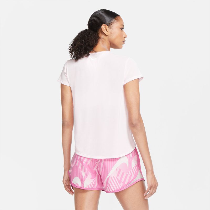 Camiseta-Manga-Corta-nike-para-mujer-W-Nk-Icnclsh-Ss-para-correr-color-rosado.-Reverso-Sobre-Modelo