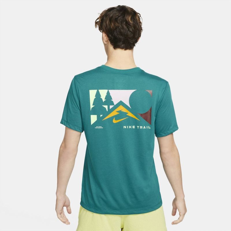 Camiseta-Manga-Corta-nike-para-hombre-U-Nk-Df-Tee-Db-Trail-Ssnl-para-correr-color-azul.-Reverso-Sobre-Modelo