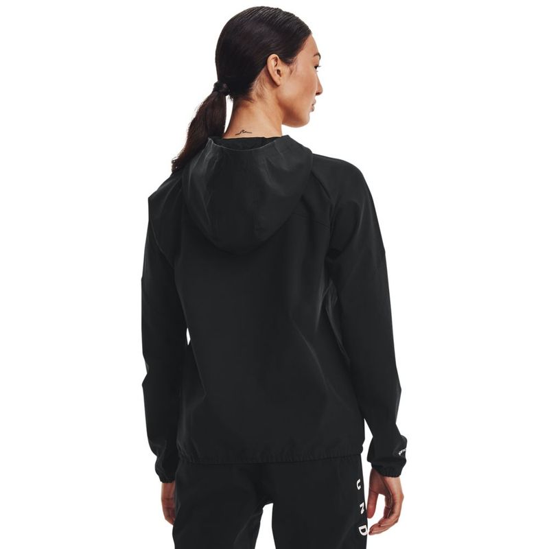 Chaqueta-under-armour-para-mujer-Woven-Hooded-Jacket-para-moda-color-negro.-Reverso-Sobre-Modelo