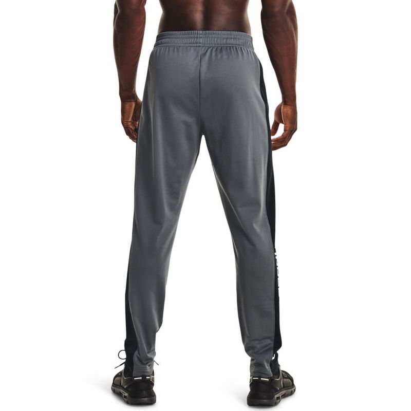Pantalon-under-armour-para-hombre-Ua-Brawler-Pant-para-entrenamiento-color-gris.-Reverso-Sobre-Modelo
