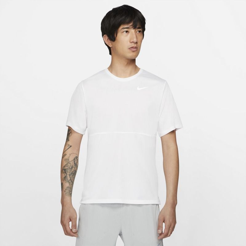 Camiseta-Manga-Corta-nike-para-hombre-M-Nk-Df-Run-Top-Ss-para-correr-color-blanco.-Frente-Sobre-Modelo