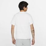 Camiseta-Manga-Corta-nike-para-hombre-M-Nk-Df-Run-Top-Ss-para-correr-color-blanco.-Reverso-Sobre-Modelo