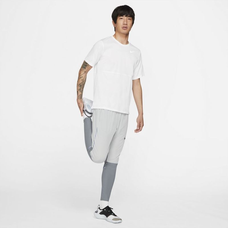 Camiseta-Manga-Corta-nike-para-hombre-M-Nk-Df-Run-Top-Ss-para-correr-color-blanco.-Outfit-Completo