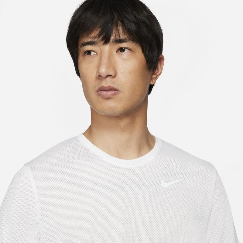 Camiseta-Manga-Corta-nike-para-hombre-M-Nk-Df-Run-Top-Ss-para-correr-color-blanco.-Zoom-Frontal-Sobre-Modelo