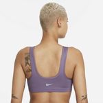 Top-nike-para-mujer-W-Nk-Df-Swsh--Scp-Bk-Bra-Nike-para-entrenamiento-color-morado.-Reverso-Sobre-Modelo