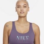 Top-nike-para-mujer-W-Nk-Df-Swsh--Scp-Bk-Bra-Nike-para-entrenamiento-color-morado.-Zoom-Frontal-Sobre-Modelo
