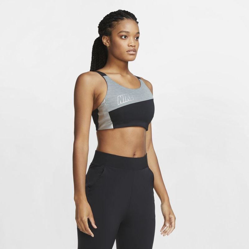 Top-nike-para-mujer-Nike-Swoosh-Mtlc-Logo-Bra-Pad-para-entrenamiento-color-negro.-Frente-Sobre-Modelo