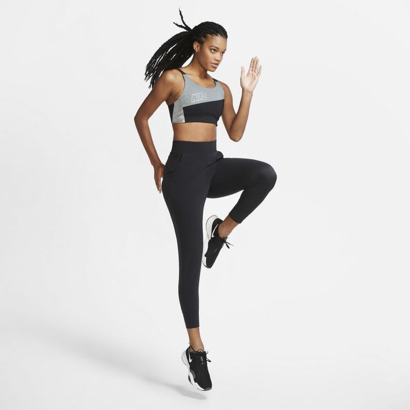 Top-nike-para-mujer-Nike-Swoosh-Mtlc-Logo-Bra-Pad-para-entrenamiento-color-negro.-Outfit-Completo
