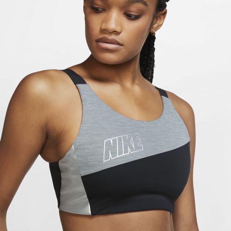 Top-nike-para-mujer-Nike-Swoosh-Mtlc-Logo-Bra-Pad-para-entrenamiento-color-negro.-Zoom-Frontal-Sobre-Modelo