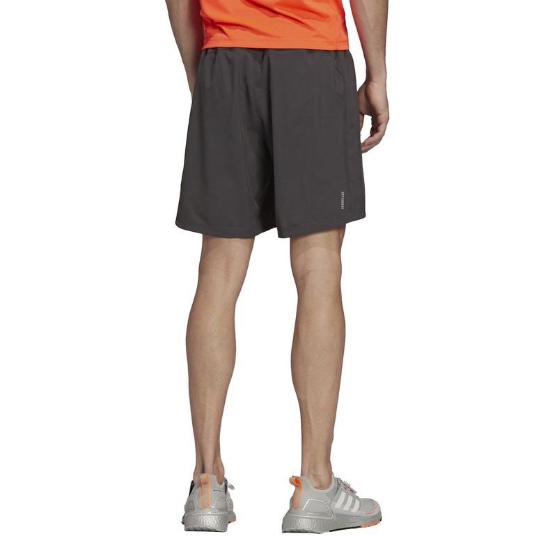 Pantaloneta-adidas-para-hombre-Run-It-Short-para-correr-color-gris.-Reverso-Sobre-Modelo