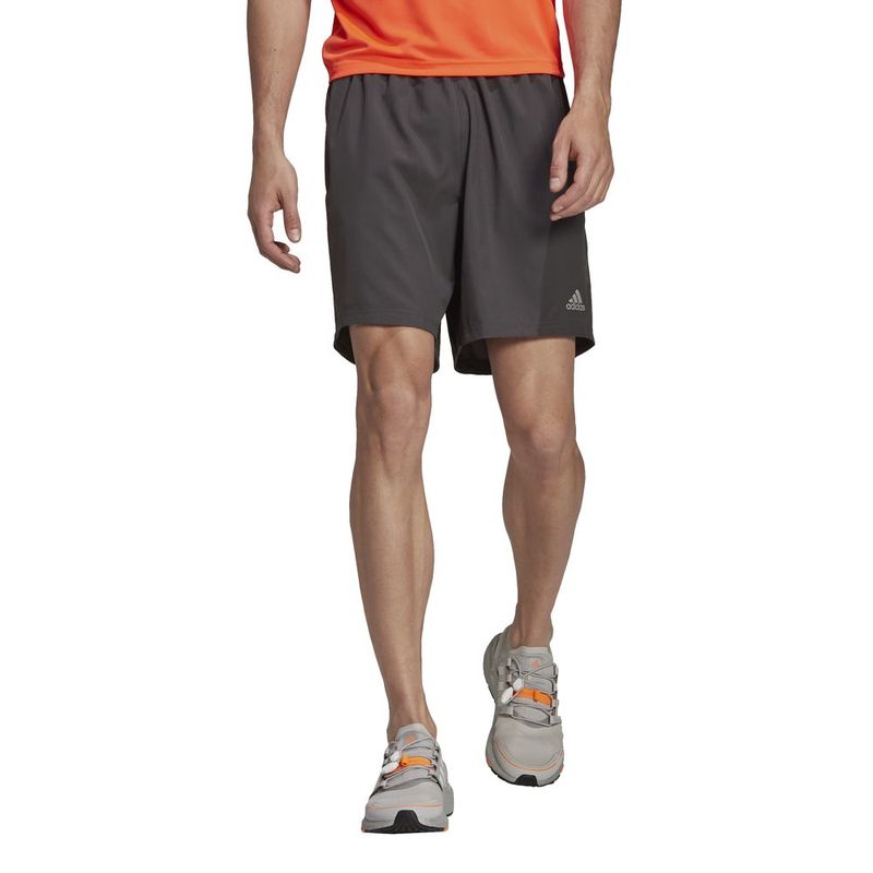 Pantaloneta-adidas-para-hombre-Run-It-Short-para-correr-color-gris.-Zoom-Frontal-Sobre-Modelo