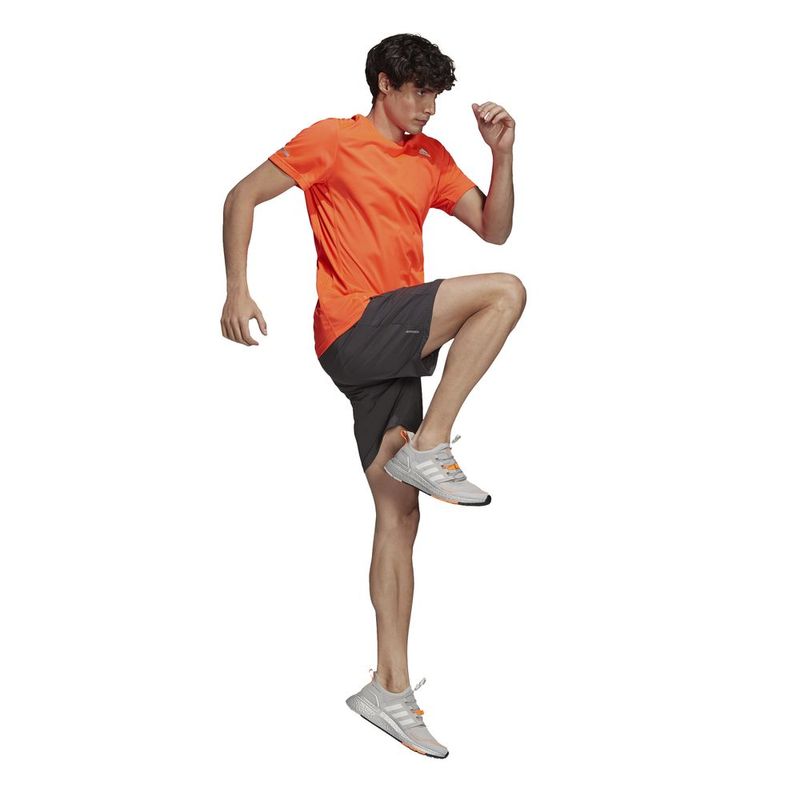 Pantaloneta-adidas-para-hombre-Run-It-Short-para-correr-color-gris.-Modelo-En-Movimiento