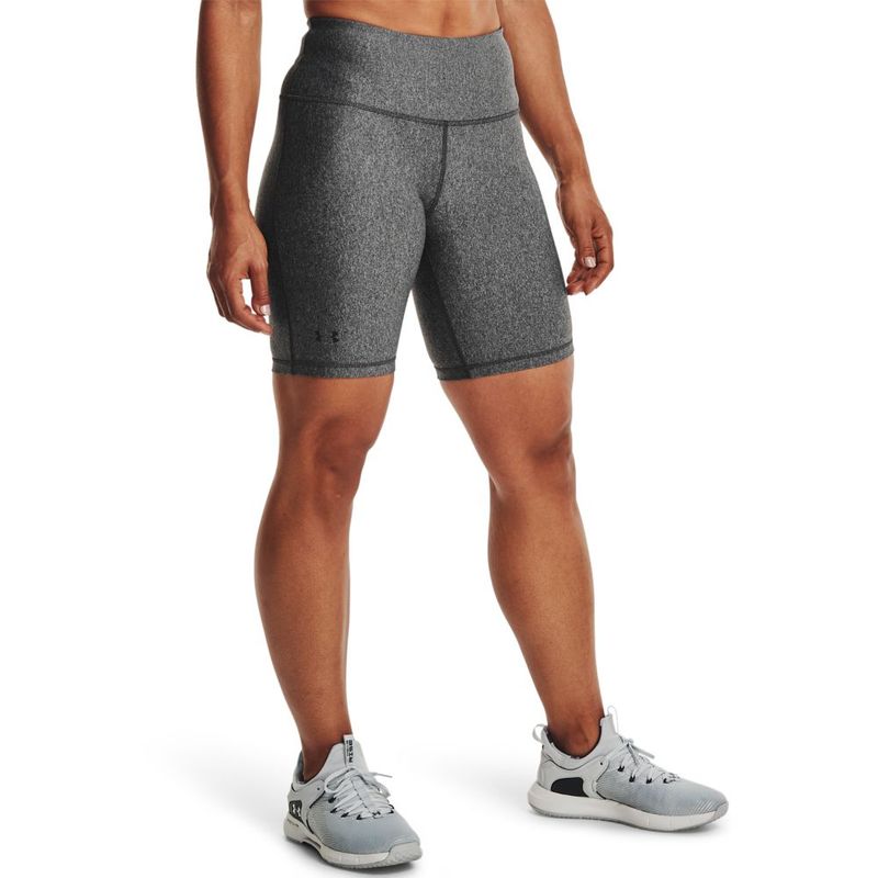Pantaloneta-under-armour-para-mujer-Hg-Armour-Bike-Short-para-entrenamiento-color-gris.-Frente-Sobre-Modelo