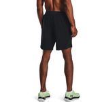 Pantaloneta-under-armour-para-hombre-Ua-Launch-Sw-7-2N1-Short-para-correr-color-negro.-Reverso-Sobre-Modelo
