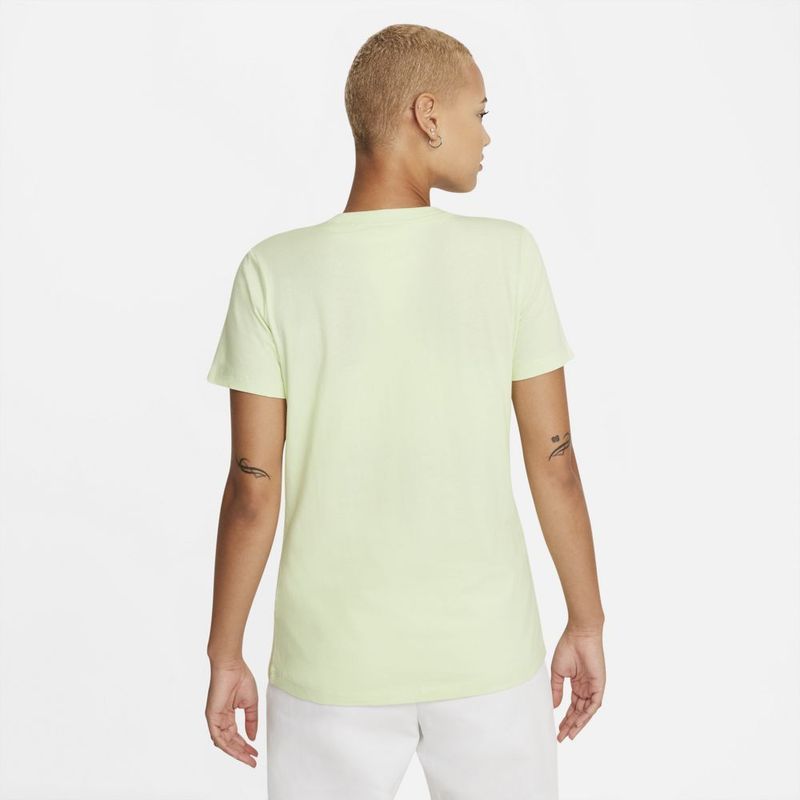 Camiseta-Manga-Corta-nike-para-mujer-W-Nsw-Tee-Essntl-Icon-Futura-para-moda-color-verde.-Reverso-Sobre-Modelo