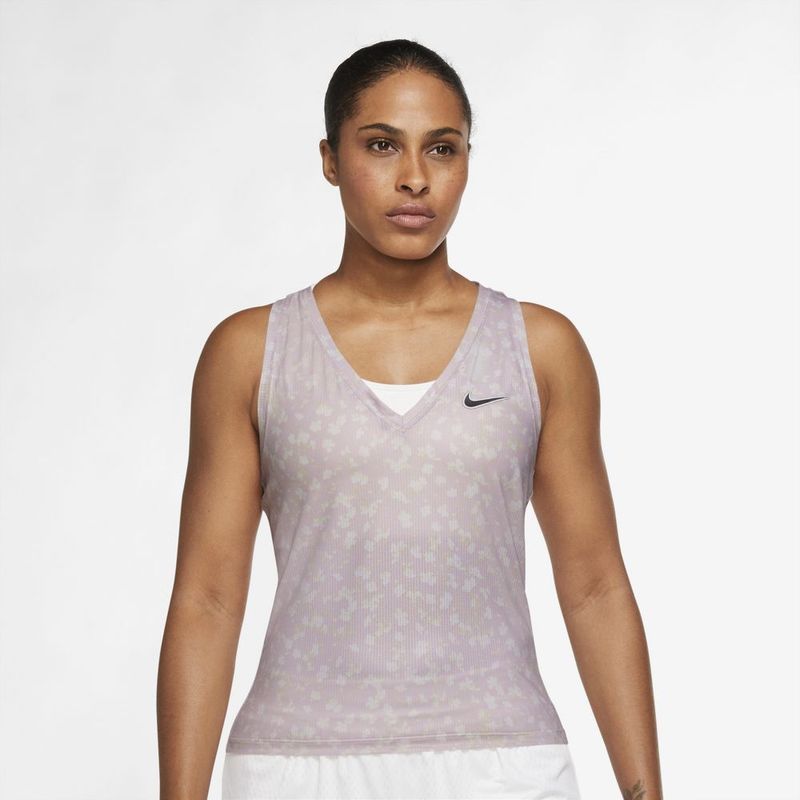 Camiseta-Manga-Sisa-nike-para-mujer-W-Nkct-Df-Vctry-Tank-Pr-para-tenis-color-rosado.-Frente-Sobre-Modelo