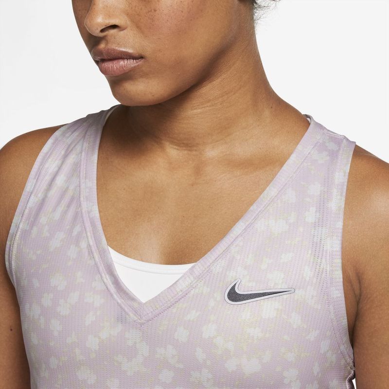 Camiseta-Manga-Sisa-nike-para-mujer-W-Nkct-Df-Vctry-Tank-Pr-para-tenis-color-rosado.-Zoom-Frontal-Sobre-Modelo