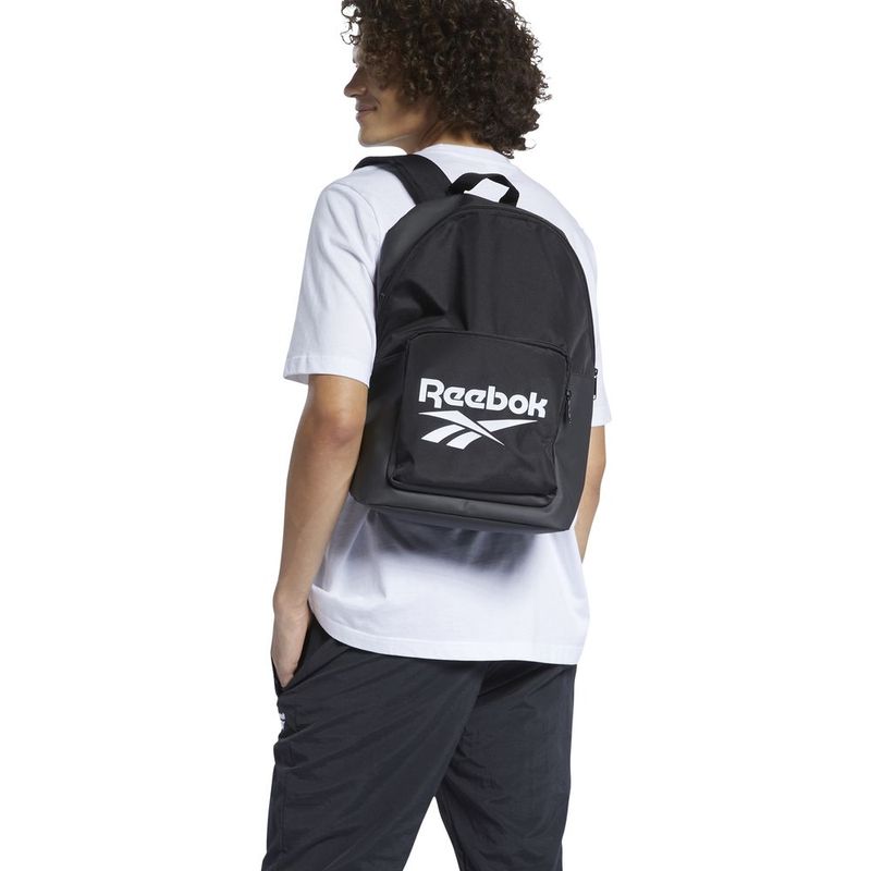 Morral-reebok-classics-para-hombre-Cl-Fo-Backpack-para-entrenamiento-color-negro.-Sobre-Modelo