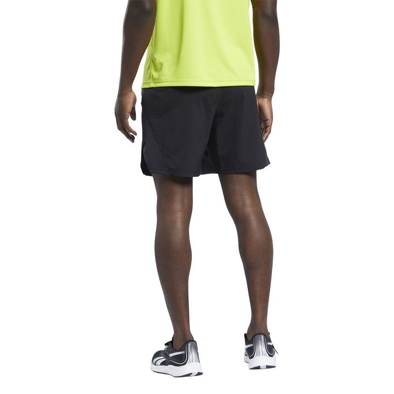 Pantaloneta-reebok-para-hombre-Re-Woven-Short-para-correr-color-negro.-Reverso-Sobre-Modelo
