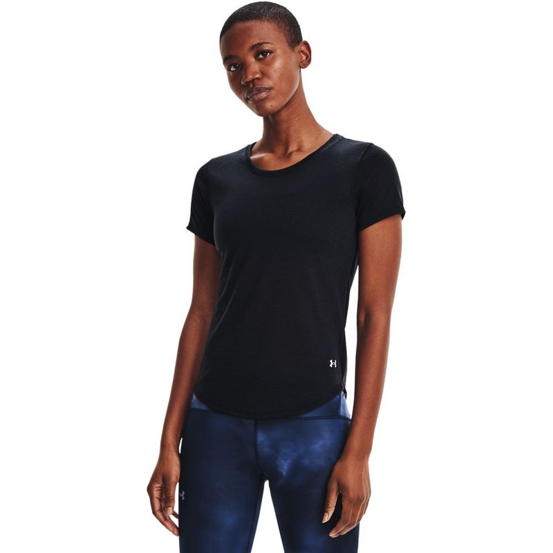 Camiseta-Manga-Corta-under-armour-para-mujer-Ua-Streaker-Ss-para-correr-color-negro.-Frente-Sobre-Modelo