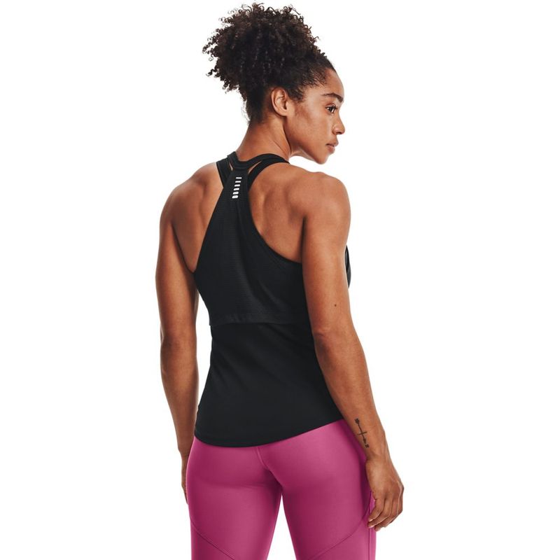 Camiseta-Manga-Sisa-under-armour-para-mujer-Ua-Streaker-Tank-para-correr-color-negro.-Reverso-Sobre-Modelo
