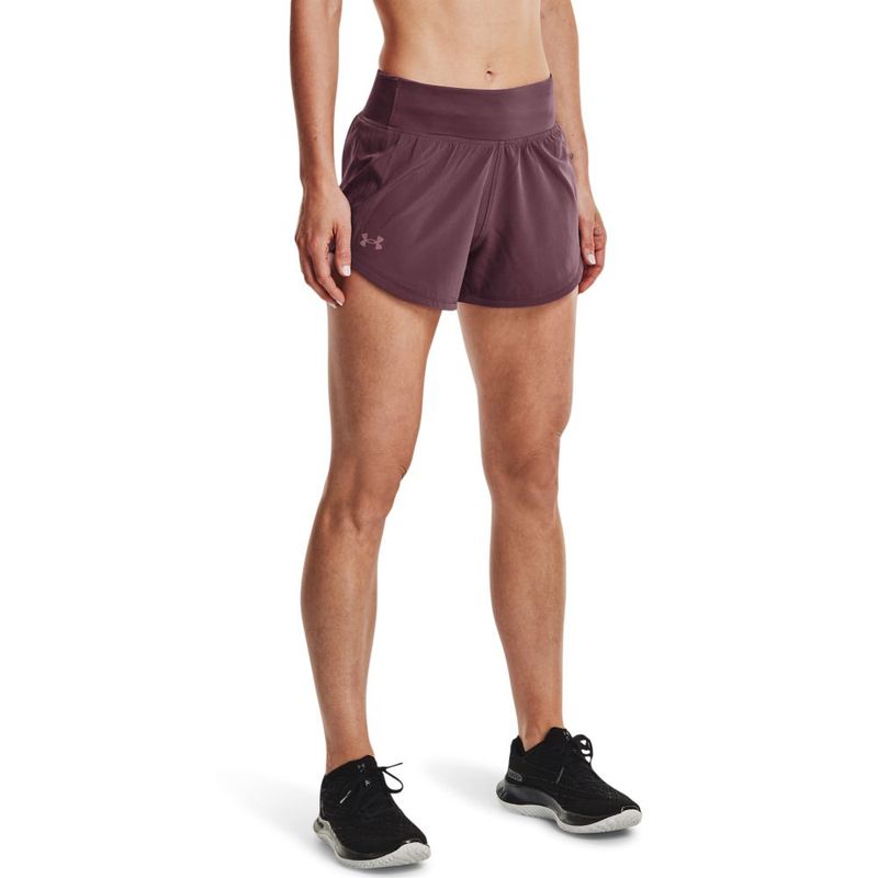 Pantaloneta-under-armour-para-mujer-Ua-Speedpocket-Perf-Short-para-correr-color-verde.-Frente-Sobre-Modelo