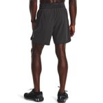 Pantaloneta-under-armour-para-hombre-Ua-Speedpocket-7-Short-para-correr-color-gris.-Reverso-Sobre-Modelo