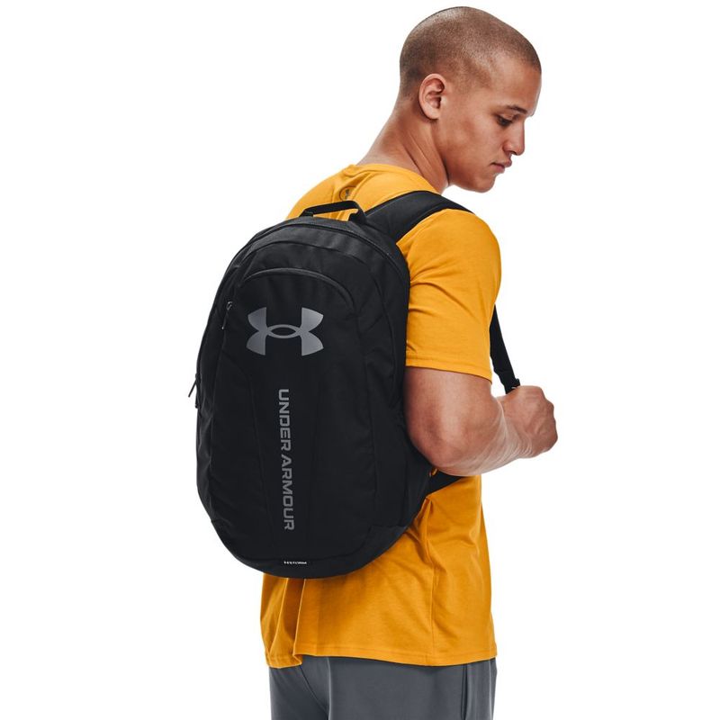 Morral-under-armour-unisex-Ua-Hustle-Lite-Backpack-para-entrenamiento-color-negro.-Sobre-Modelo