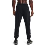 Pantalon-under-armour-para-hombre-Ua-Pjt-Rock-Cc-Fleece-Jogger-para-entrenamiento-color-negro.-Reverso-Sobre-Modelo