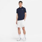Pantaloneta-nike-para-hombre-M-Nkct-Df-Vctry-Shrt-9In-para-tenis-color-blanco.-Outfit-Completo