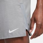 Pantaloneta-nike-para-hombre-M-Nk-Df-Challenger-Short-5Bf-para-correr-color-gris.-Detalle-Sobre-Modelo-1