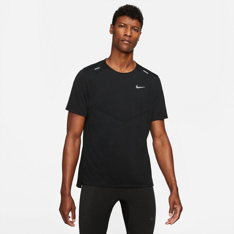 Camiseta-Manga-Corta-nike-para-hombre-M-Nk-Df-Rise-365-Ss-para-correr-color-negro.-Frente-Sobre-Modelo