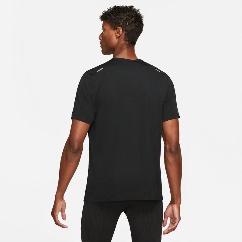 Camiseta-Manga-Corta-nike-para-hombre-M-Nk-Df-Rise-365-Ss-para-correr-color-negro.-Reverso-Sobre-Modelo