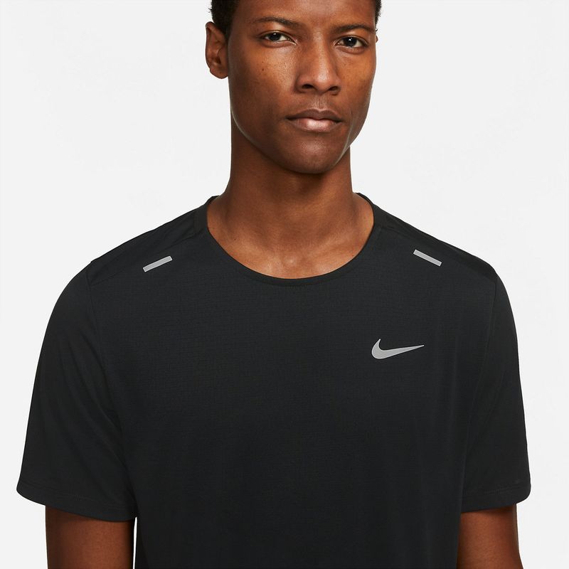 Camiseta-Manga-Corta-nike-para-hombre-M-Nk-Df-Rise-365-Ss-para-correr-color-negro.-Zoom-Frontal-Sobre-Modelo