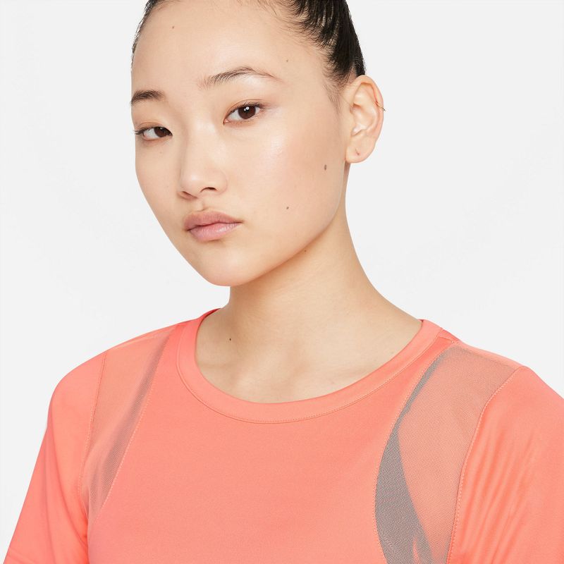 Camiseta-Manga-Corta-nike-para-mujer-W-Ny-Df-Top-Mesh-para-entrenamiento-color-naranja.-Zoom-Frontal-Sobre-Modelo