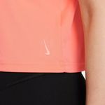 Camiseta-Manga-Corta-nike-para-mujer-W-Ny-Df-Top-Mesh-para-entrenamiento-color-naranja.-Detalle-Sobre-Modelo-1