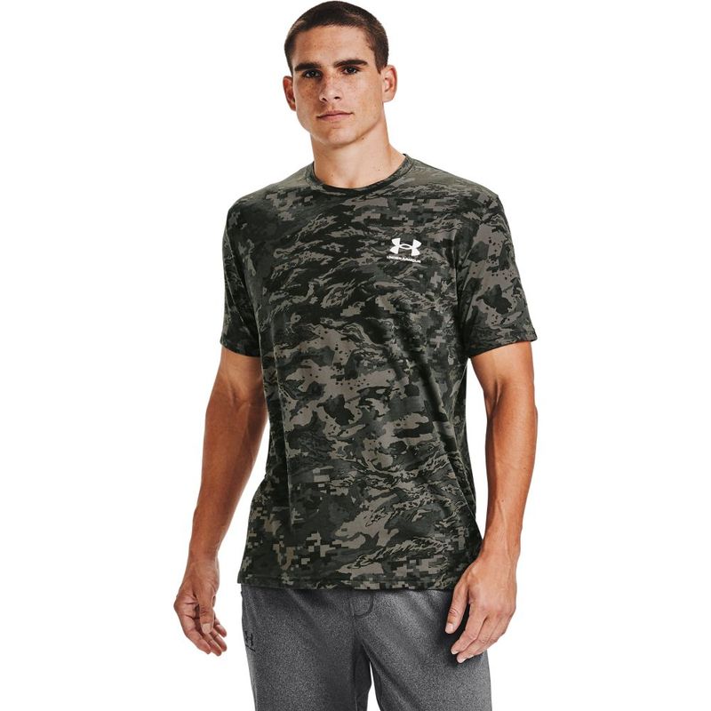 Camiseta-Manga-Corta-under-armour-para-hombre-All-Over-Printed-Ss-1-para-entrenamiento-color-verde.-Frente-Sobre-Modelo