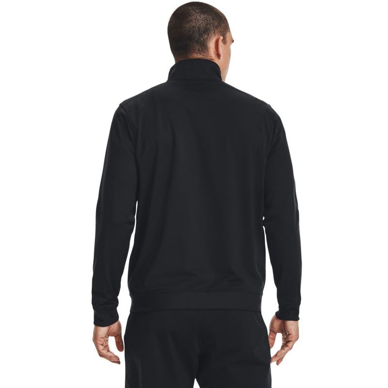 Chaqueta-under-armour-para-hombre-Sportstyle-Tricot-Jacket-para-entrenamiento-color-negro.-Reverso-Sobre-Modelo