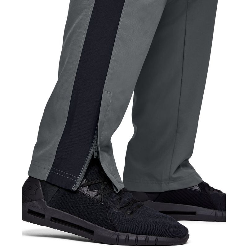 Pantalon-under-armour-para-hombre-Vital-Woven-Pants-para-entrenamiento-color-gris.-Detalle-Sobre-Modelo-2