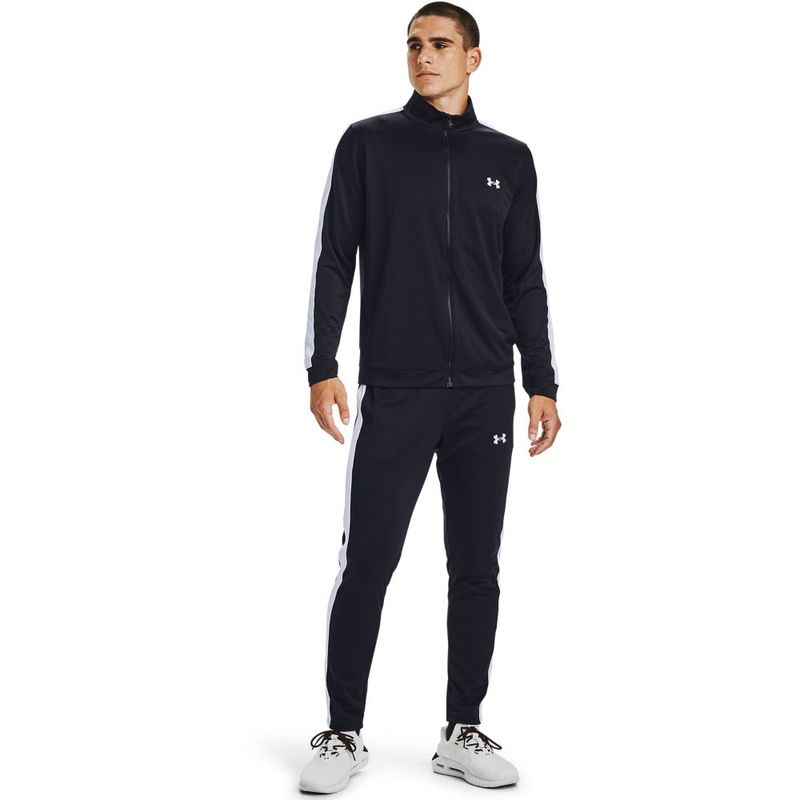 Chaqueta-under-armour-para-hombre-Ua-Emea-Track-Suit-para-entrenamiento-color-negro.-Frente-Sobre-Modelo