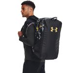 Maletin-under-armour-unisex-Ua-Contain-Duo-Md-Duffle-para-entrenamiento-color-negro.-Outfit-completo
