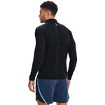 Camiseta-Manga-Larga-under-armour-para-hombre-Ua-Streaker-Half-Zip-para-correr-color-negro.-Reverso-Sobre-Modelo