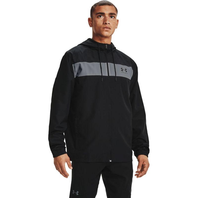 Chaqueta-under-armour-para-hombre-Ua-Sportstyle-Windbreaker-para-entrenamiento-color-negro.-Frente-Sobre-Modelo